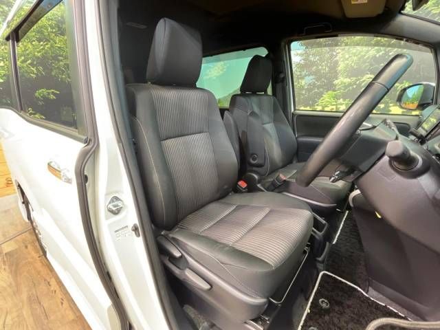 Toyota VOXY HYBRID 2019-01 193197-8