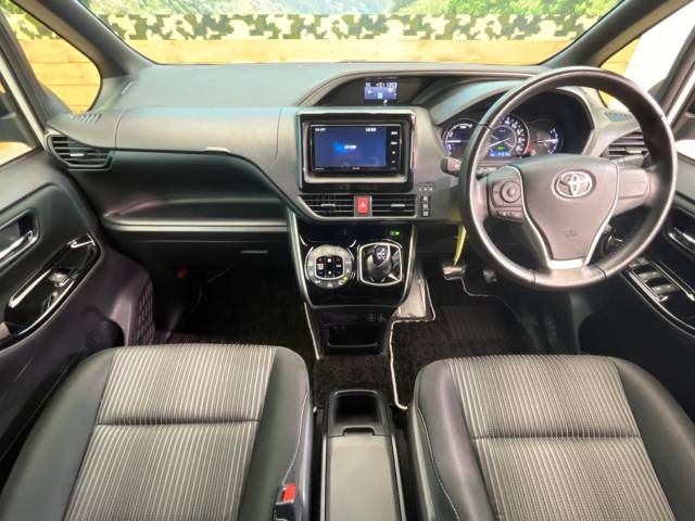 Toyota VOXY HYBRID 2019-01 193197-1