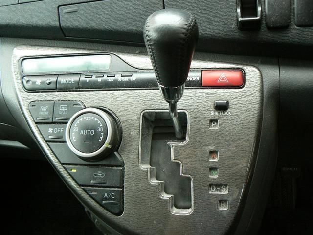 Toyota ISIS 2010-01 181843-11
