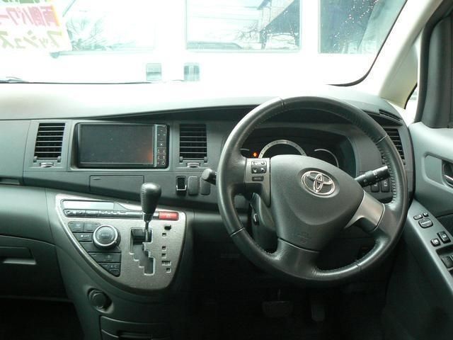 Toyota ISIS 2010-01 181843-4