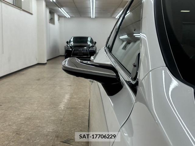 Lexus ES 2019-04 300391-11