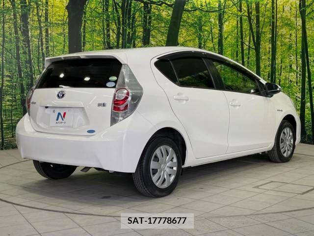 Toyota AQUA 2013-06 260899-17