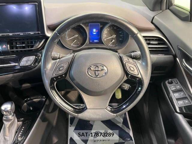 Toyota C-HR 2017-10 208770-11