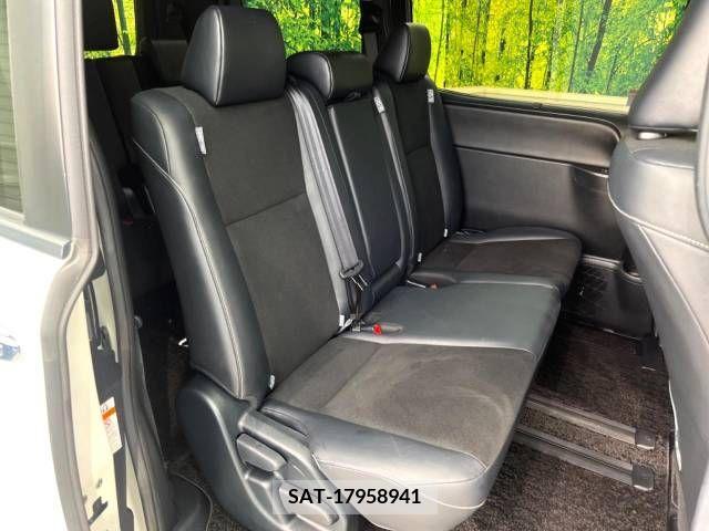 Toyota NOAH 2018-03 238810-9