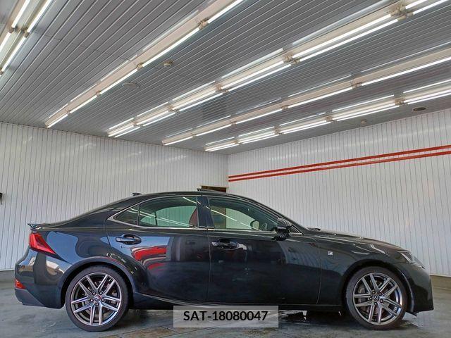 Lexus IS 2017-02 300010-4