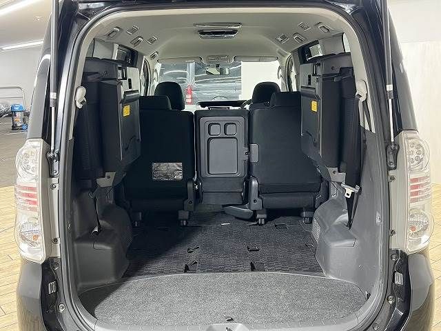 Toyota VOXY 2008-11 181198-12