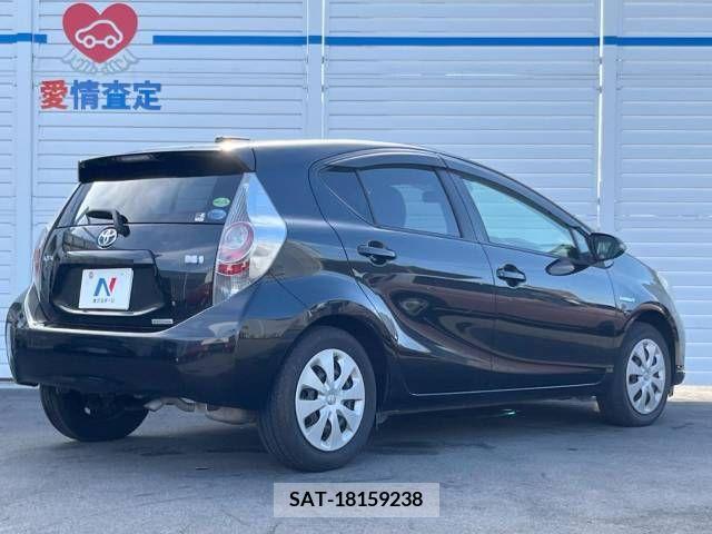 Toyota AQUA 2013-11 389338-17