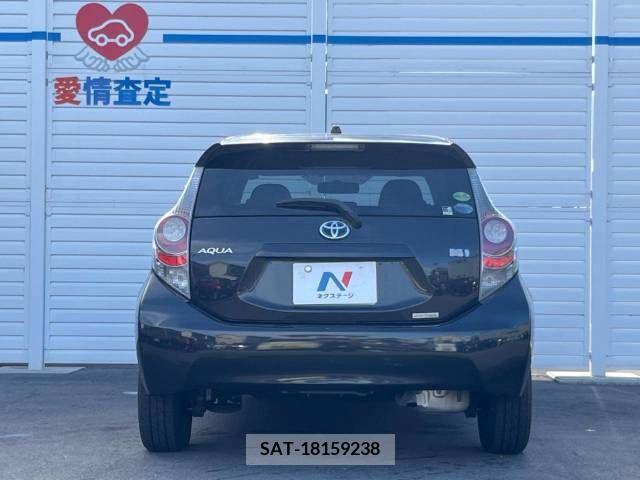 Toyota AQUA 2013-11 389338-15