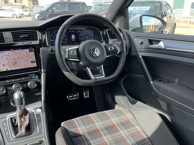 VolksWagen GOLF GTI 2017-07 12379-12
