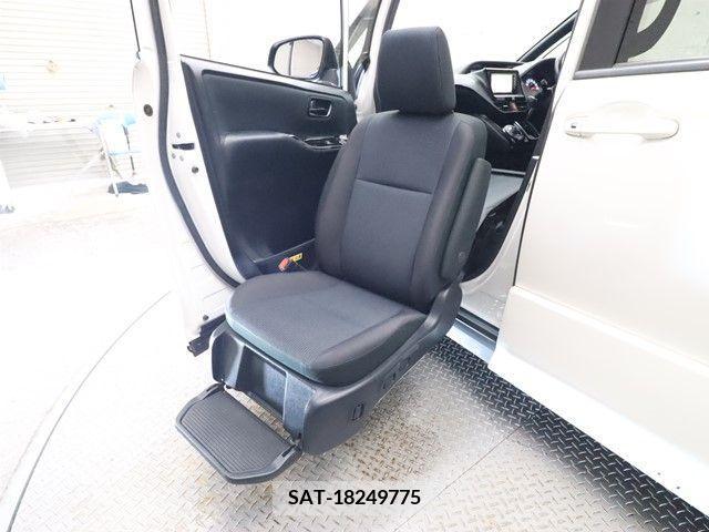 Toyota NOAH 2018-10 392821-5