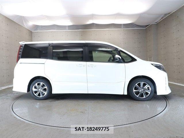 Toyota NOAH 2018-10 392821-22