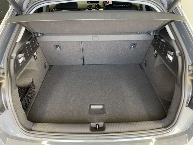 Audi Q2 2018-02 22673-11