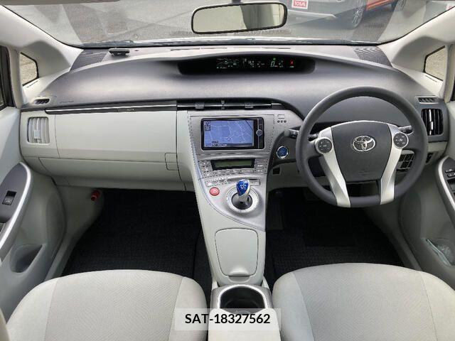 Toyota PRIUS 2013-02 215157-2