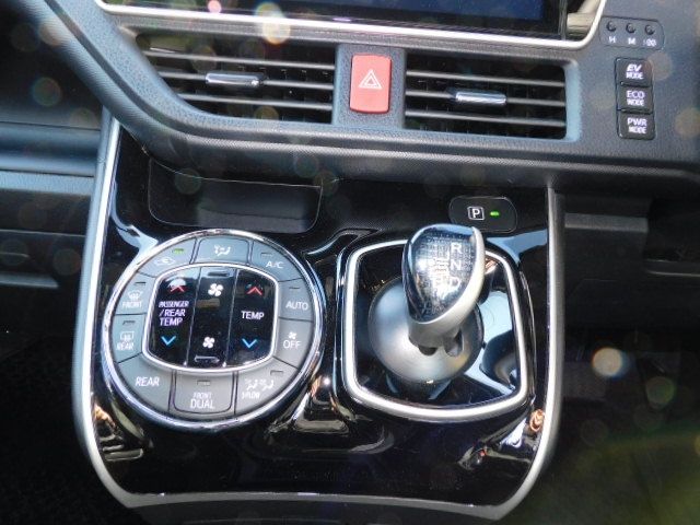 Toyota VOXY HYBRID 2019-06 28423-12
