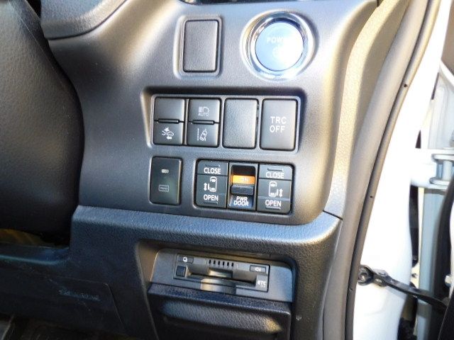 Toyota VOXY HYBRID 2019-06 28423-15