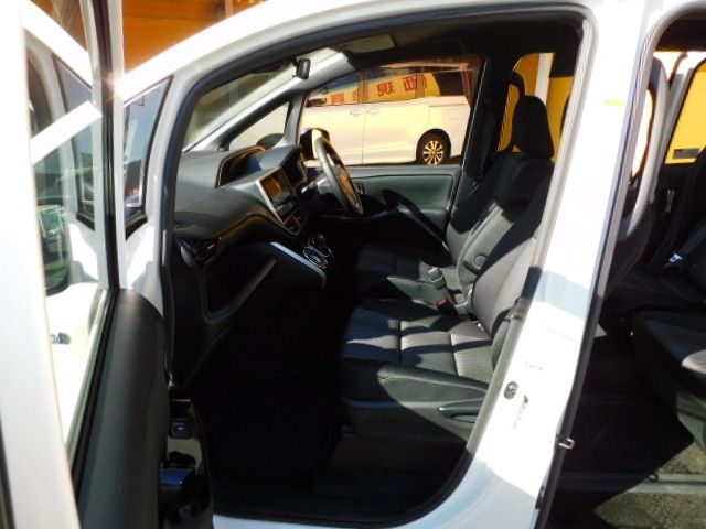 Toyota VOXY HYBRID 2019-06 28423-4