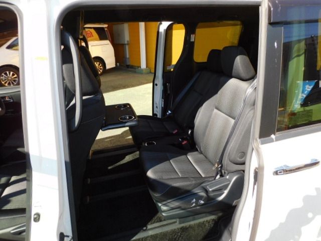 Toyota VOXY HYBRID 2019-06 28423-5