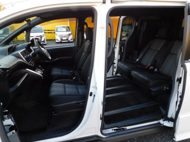 Toyota VOXY HYBRID 2019-06 28423-7
