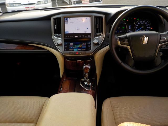 Toyota CROWN SEDAN 2015-11 192047-1