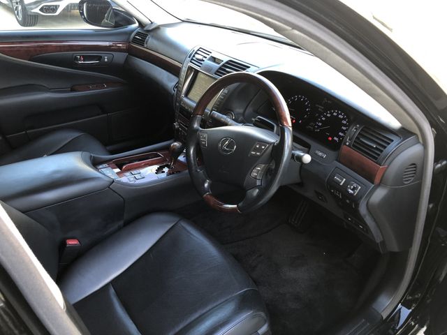 Lexus LS 2007-01 182648-1