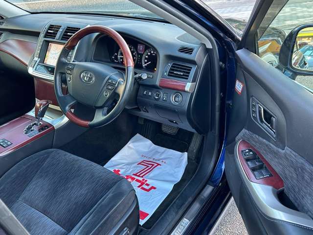 Toyota CROWN MAJESTA 2013-01 186136-11