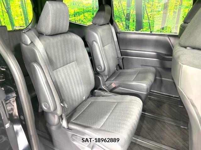 Toyota VOXY 2023-04 206220-9