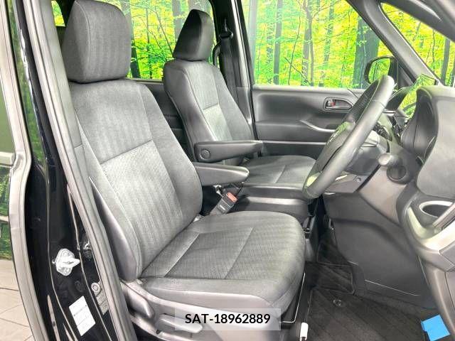 Toyota VOXY 2023-04 206220-8