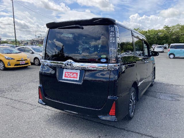 Toyota VOXY 2016-04 8756-1