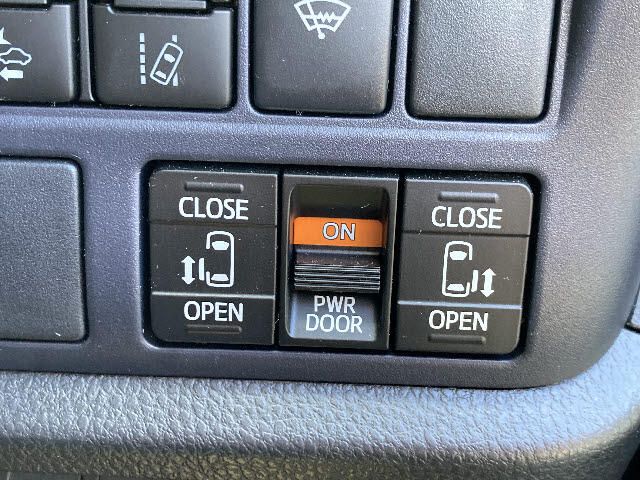 Toyota VOXY 2016-04 8756-9