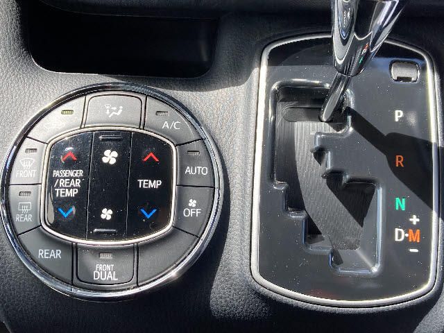 Toyota VOXY 2016-04 8756-7