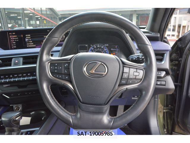 Lexus UX 2018-11 221828-7