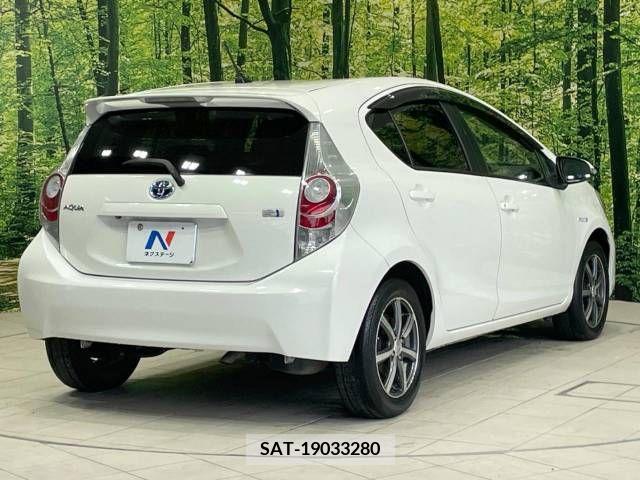 Toyota AQUA 2012-03 383275-17