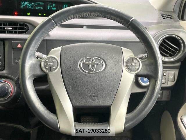 Toyota AQUA 2012-03 383275-11