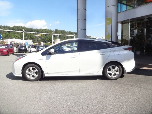 Toyota PRIUS 2016-10 13961-4
