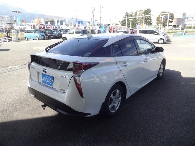 Toyota PRIUS 2016-10 13961-1