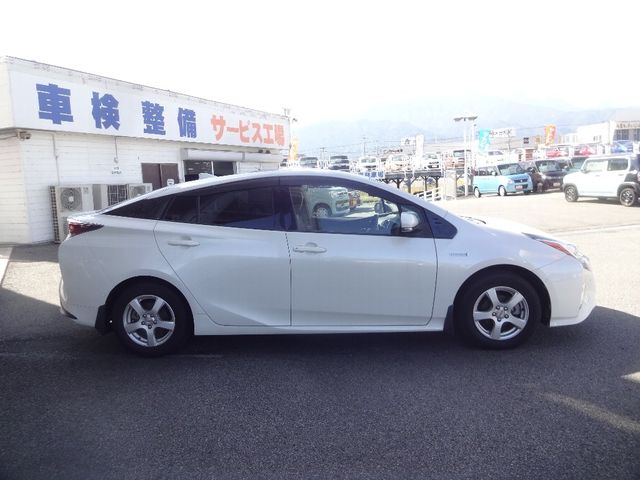 Toyota PRIUS 2016-10 13961-3