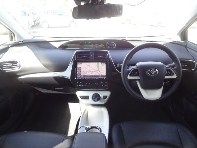 Toyota PRIUS 2016-10 13961-2