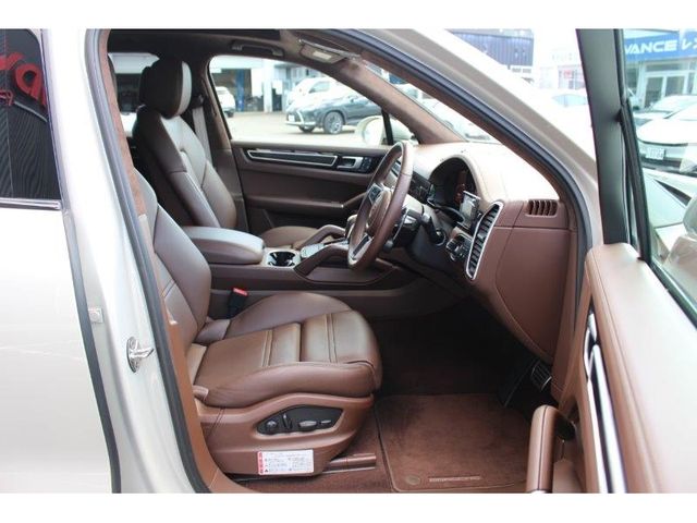 Porsche CAYENNE 2022-03 3493-4