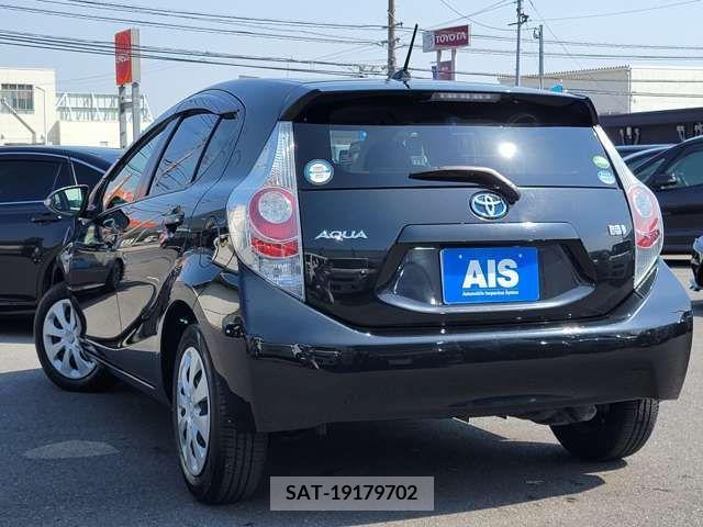 Toyota AQUA 2014-01 235661-4