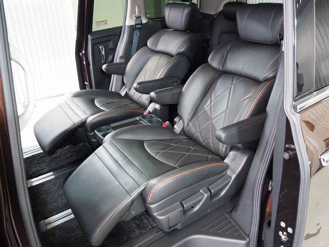 Nissan ELGRAND 2015-09 12078-9