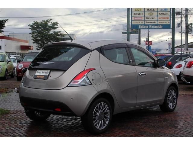 Chrysler YPSILON 2013-02 24699-2