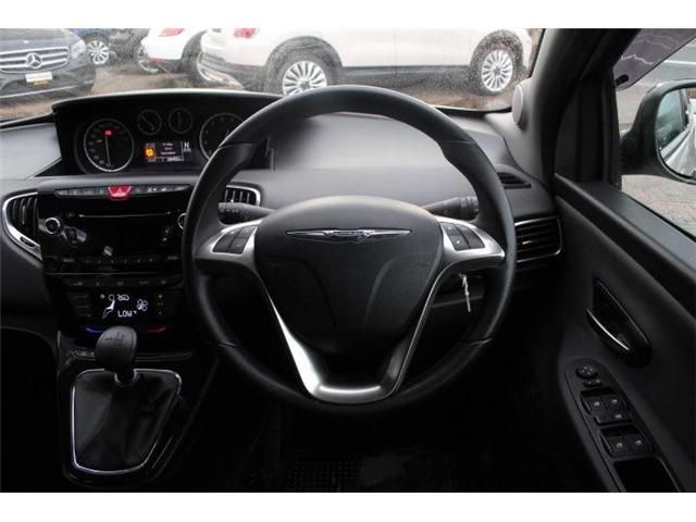 Chrysler YPSILON 2013-02 24699-8