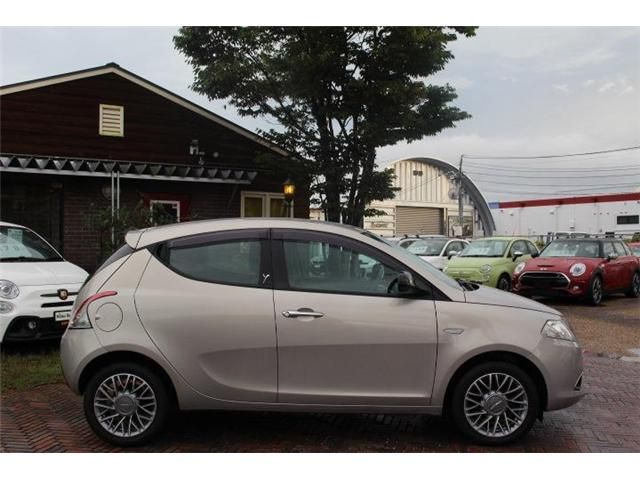 Chrysler YPSILON 2013-02 24699-1
