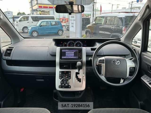 Toyota VOXY 2011-07 341390-1