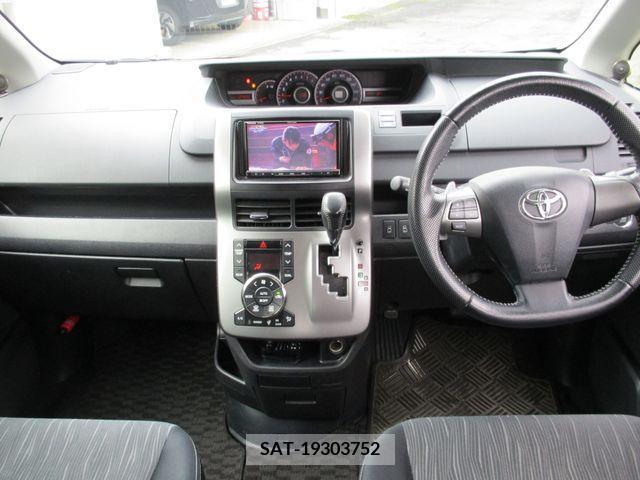 Toyota VOXY 2013-01 375043-2