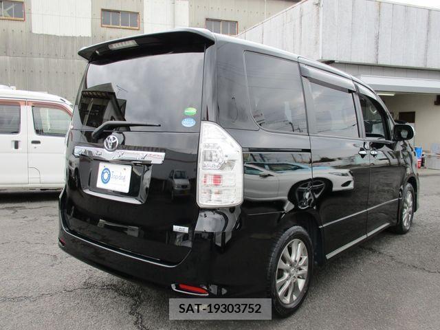 Toyota VOXY 2013-01 375043-8
