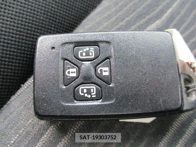 Toyota VOXY 2013-01 375043-18