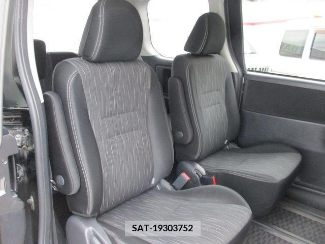 Toyota VOXY 2013-01 375043-9