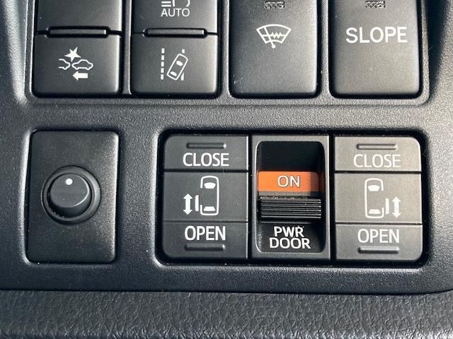 Toyota NOAH 2018-05 456-15