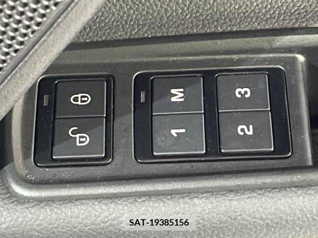 Jaguar XE 2017-06 361895-9